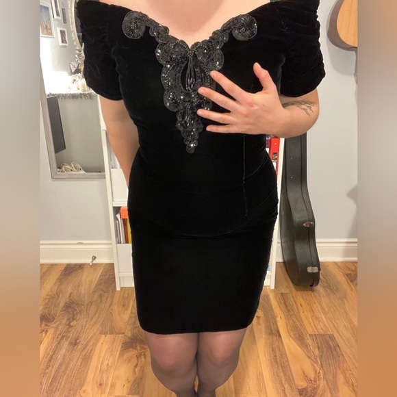80’s Velvet off the shoulder black dress with beading - Picture 4 of 4